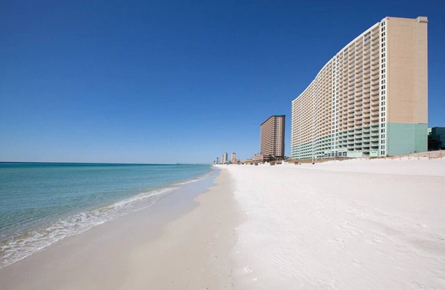 1 Bedroom Deluxe, on Panama City Beach, Sleeps 4, Full Kitchen!!