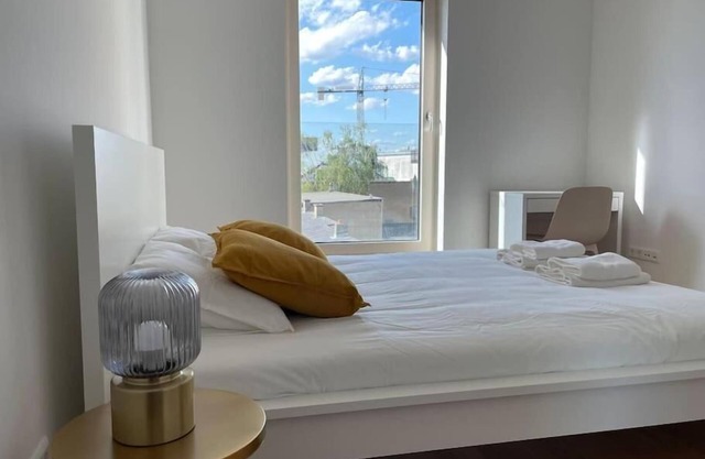 1 bedroom in Center-Terrace & Parking