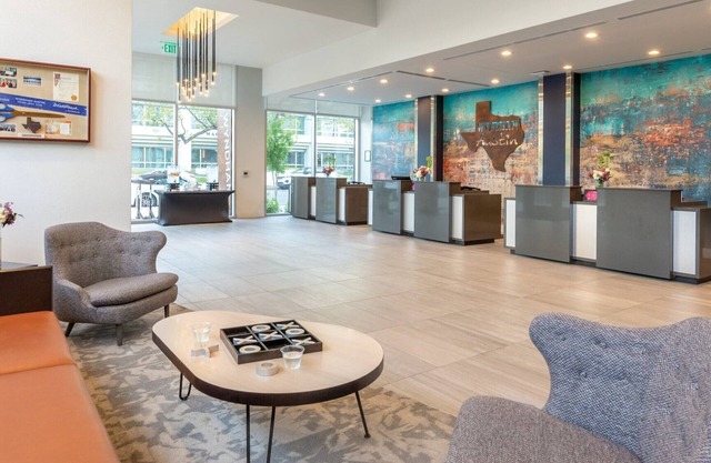 1 Bedroom in the heart of Austin Amazing Rooftop Pool!