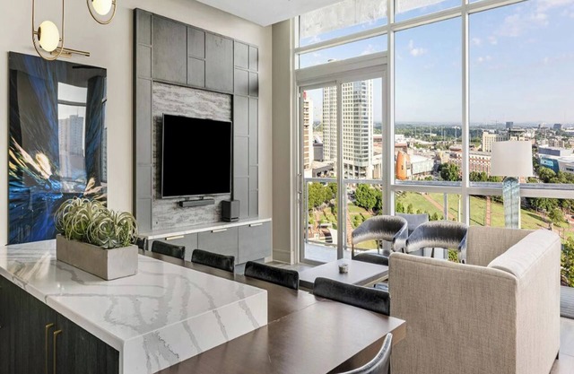 1 Bedroom Presidential Condo overlooking Centennial Park, Margaritaville Atlanta