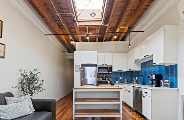 One Bedroom walkable to Tmobile/P&L!