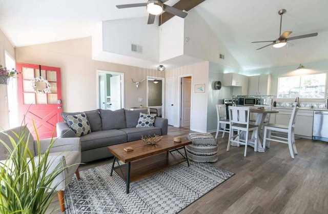 Texas Charm Cottage in Canyon Lake