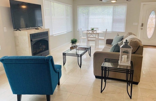 1 BR Island Retreat! Walk to the beach, Pier, Tennis, Picleball & Food. Sleeps 4