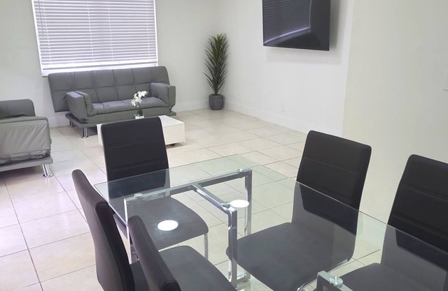 1 BR Unit in a Great Location, Walking Distance To Las Olas Blvd. Near Beach