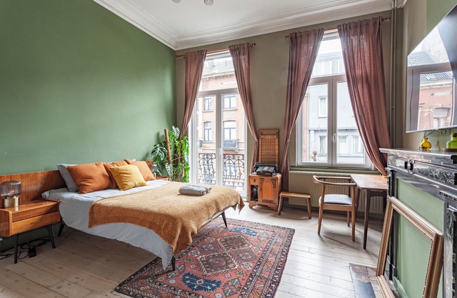 1/Comenstay.be/ Bold Colors Instagrammable Vintage1-bedroom Apartment for 5 ppl
