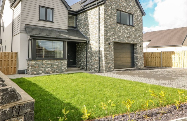 1 GWEL Y GOEDWIG, family friendly, with open fire in Newborough
