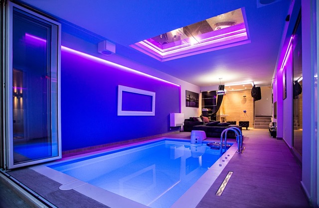 Villa de fiesta con piscina cubierta climatizada, spa y jardín zen