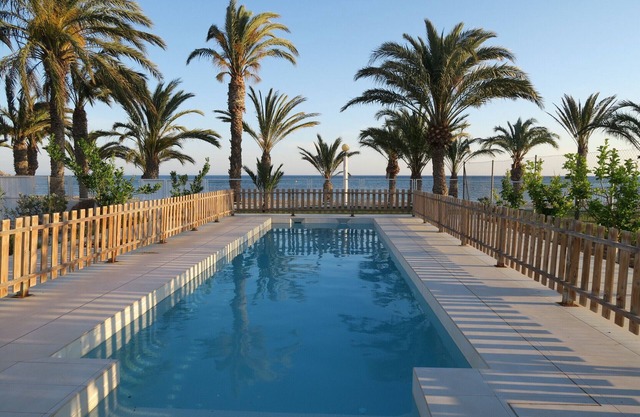 1 meter to the sea. Spectacular Villa with private swimming pool