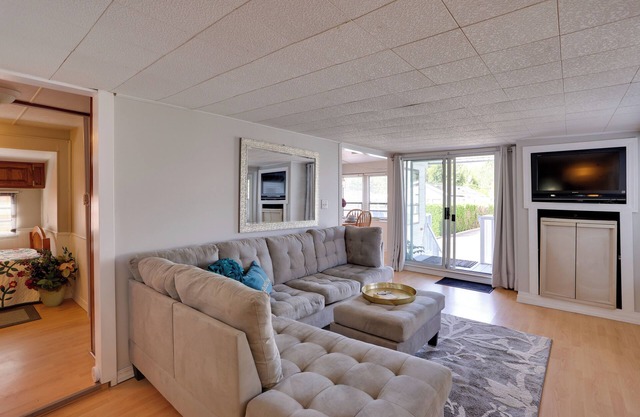 1 Mi to Birch Bay SP! Cozy Cabin w/Pool Access