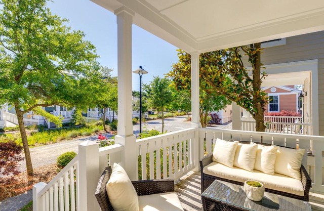 1 Mi to Downtown Modern Ocean Springs Cottage