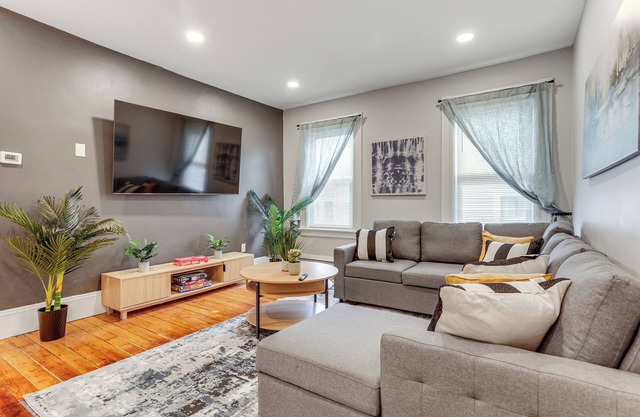 1 Mi to Dtwn: Pet-Friendly Providence Apt w/ Yard