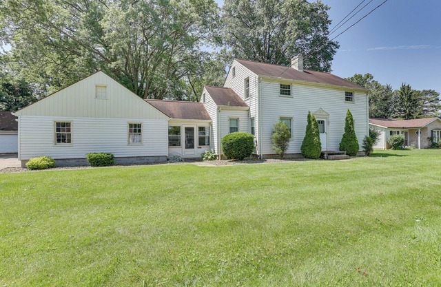 1 Mi to Dtwn Salem: Apt w/ Shared Yard!