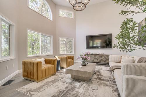 1 Mi to Lake Arrowhead! Luxe Group Getaway