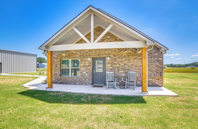 1 Mi to Lake Texoma: Family Retreat w/ Yard