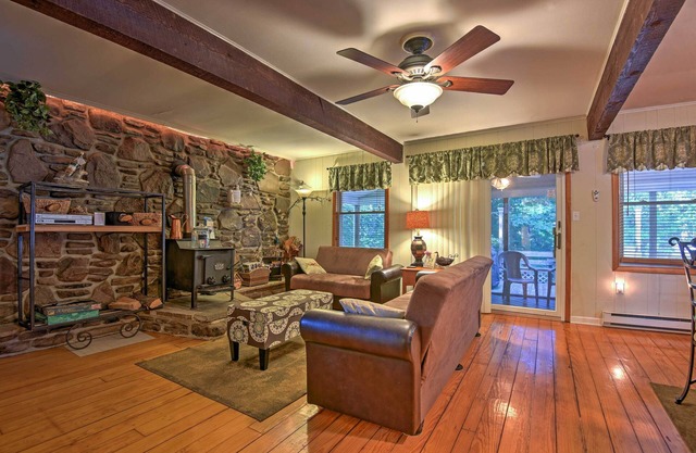 ¡Tranquila casa 3BR con terraza cerca del lago Wallenpaupack!