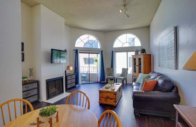 1 Mi to the Ocean: Long Beach Condo w/ Pool Access