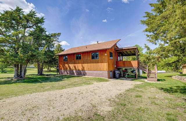 < 1 Mi to Tuttle Creek Lake: Cabin w/ 2 Kayaks!