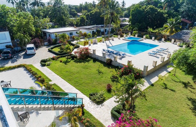 10-bedroom luxury mansion, perfect for party! Large pool, table tennis, billiard