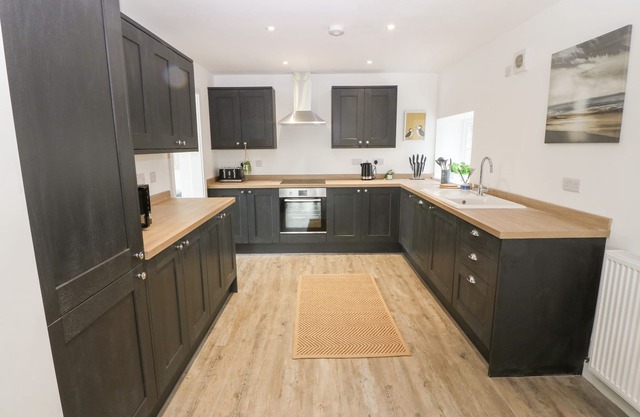 10 CLEIFIOG FAWR, family friendly, luxury holiday cottage in Valley