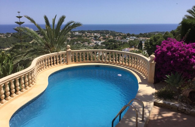 ¡Ubicación! ¡Ubicación! ¡Ubicación!... Apartamento, piscina privada e impresionantes vistas al mar.