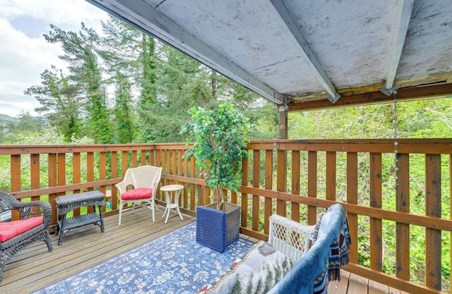 10 Mi to South Beach & Newport: Home w/ Deck!