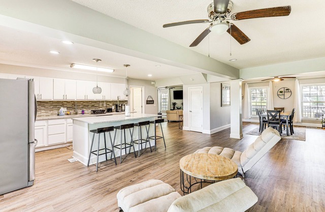 10 Mi to St Simons Island: Home w/ Screened Porch