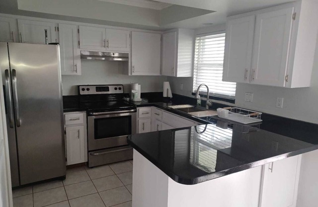 10 min. from the beach, pet-friendly, fenced yard.