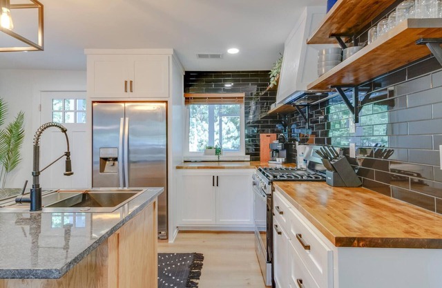 10 Min to Downtown- Large Patio- Basketball Game