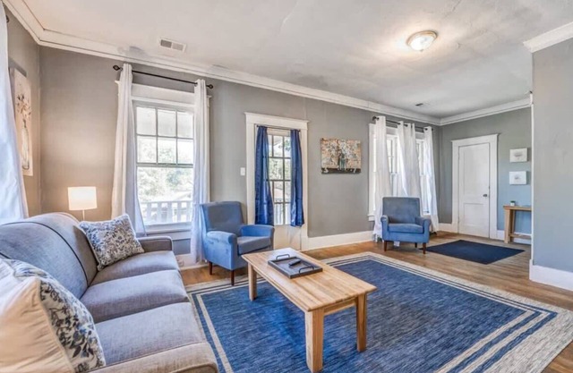 10 Min to U of Memphis-Rozelle Retreat Left Unit