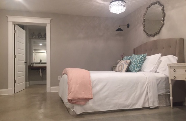 10 minutos a pie del centro de Napa. Estudio apto. Cama Queen 1 baño en casa victoriana.