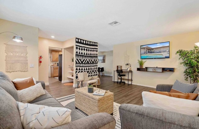 10 mins to Coachella - Pool/Spa, Billiards, Games