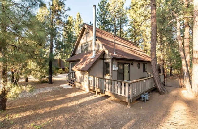 10 Minute Walk to Snow Summit- Cozy Mountain Cabin