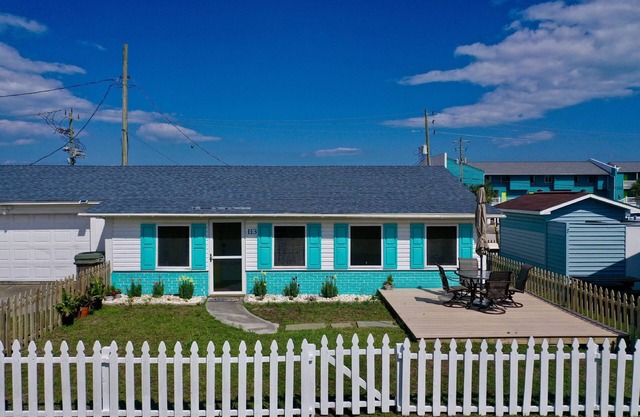 10% Off Aug + Sept! Adorable Beach Cottage,1 Block from Kure Beach Pier, Dog Friendly, Fenced