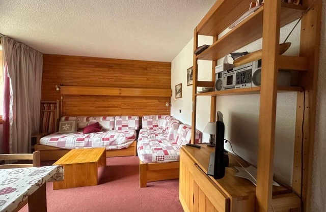 100m del centro estación, 2.o piso, vista pistas, piscina, balcón, tv, local para esquís, 35m²