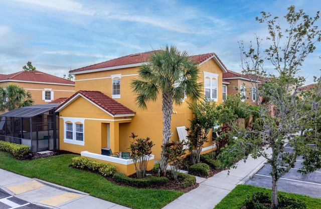 101 Perfect Family Townhouse with Private Pool Near Disney & Water Parks!