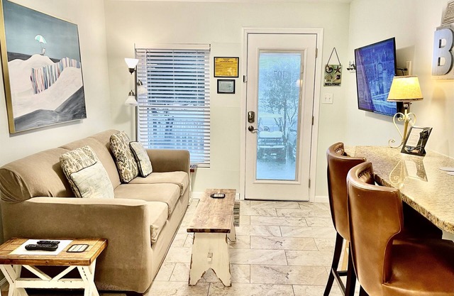# 107 Cozy Corner, 2br / 2ba, bellamente actualizado, fabulosa cubierta frontal!