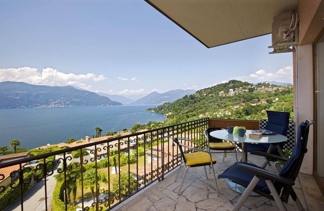 Apartamento de 1½ habitaciones con balcón y vista al lago impresionante en una residencia con piscina