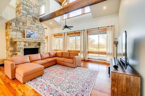 11 Mi to Downtown Denton Spacious Ranch Retreat