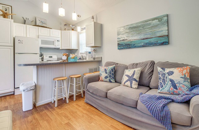 11 Mi to ICW: Coastal Carolina Home w/Pool Access