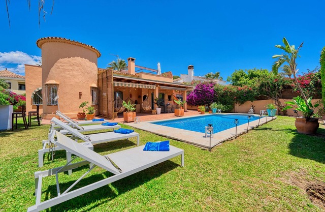 1109 Encantadora Villa Familiar con Vistas Panorámicas al Mar