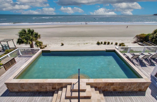 Exquisito 7BR Oceanfront Estate! Piscina infinita privada, cocina al aire libre, cancha de voleibol, cancha de básquetbol completa más $ 250 de crédito para alquiler de equipo de playa