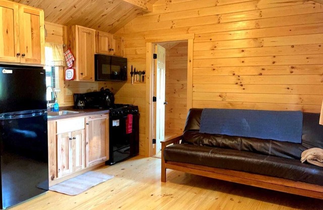 115) Quail Log Cabin. Close to Hocking Hills State Park and more!