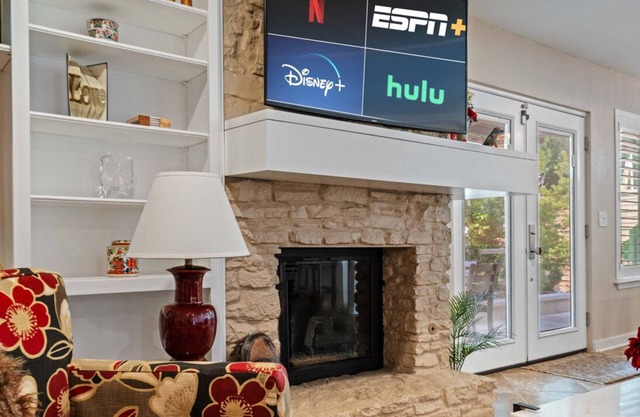 Backyard Pool, Hot Tub, Outdoor Kitchen│Free Parking + EV Station in N. Austin!