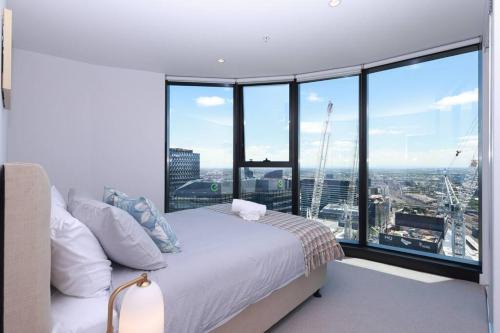 11D Stunning water and skyline view 2 Bedroom Abnb Apt with Free parking