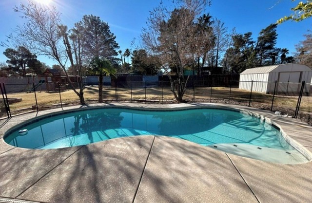 Spacious w/ pool, Volleyball, & more! 12 guests