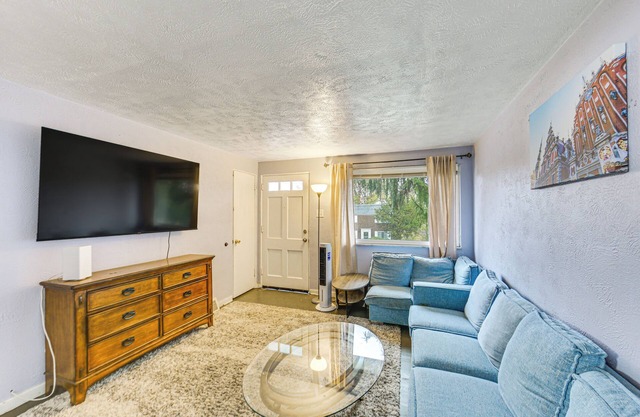 12 Mi to Dtwn: Pittsburgh Home w/ In-Unit Laundry!