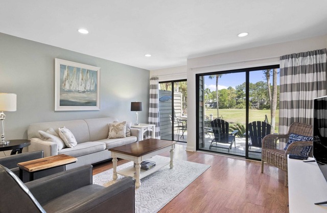 Pasos para la playa y la piscina, hermosa remodelación de concepto abierto, casillero de playa y 2 bicicletas