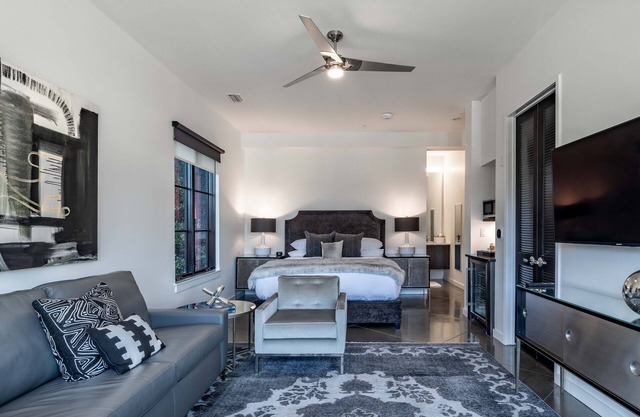 121 Hotel by AvantStay | Modern Executive Suite w/ Juliet Balcony In Nashville!