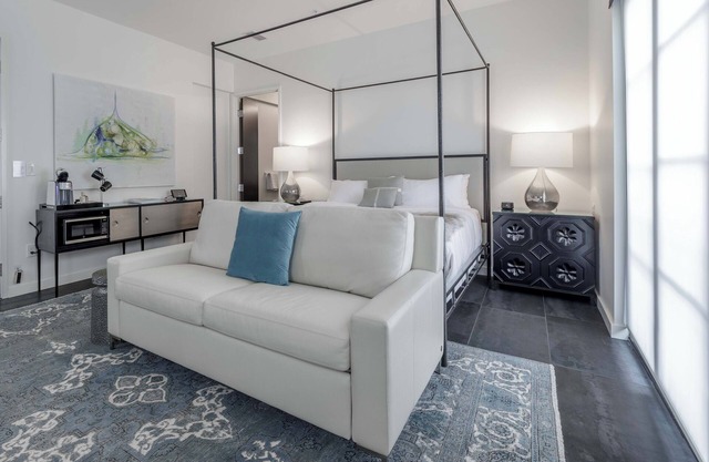 121 Hotel by AvantStay | Modern Executive Suite w/ Juliet Balcony In Nashville!