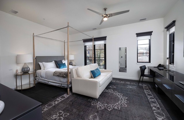 121 Hotel by AvantStay | Modern Executive Suite w/ Juliet Balcony In Nashville!